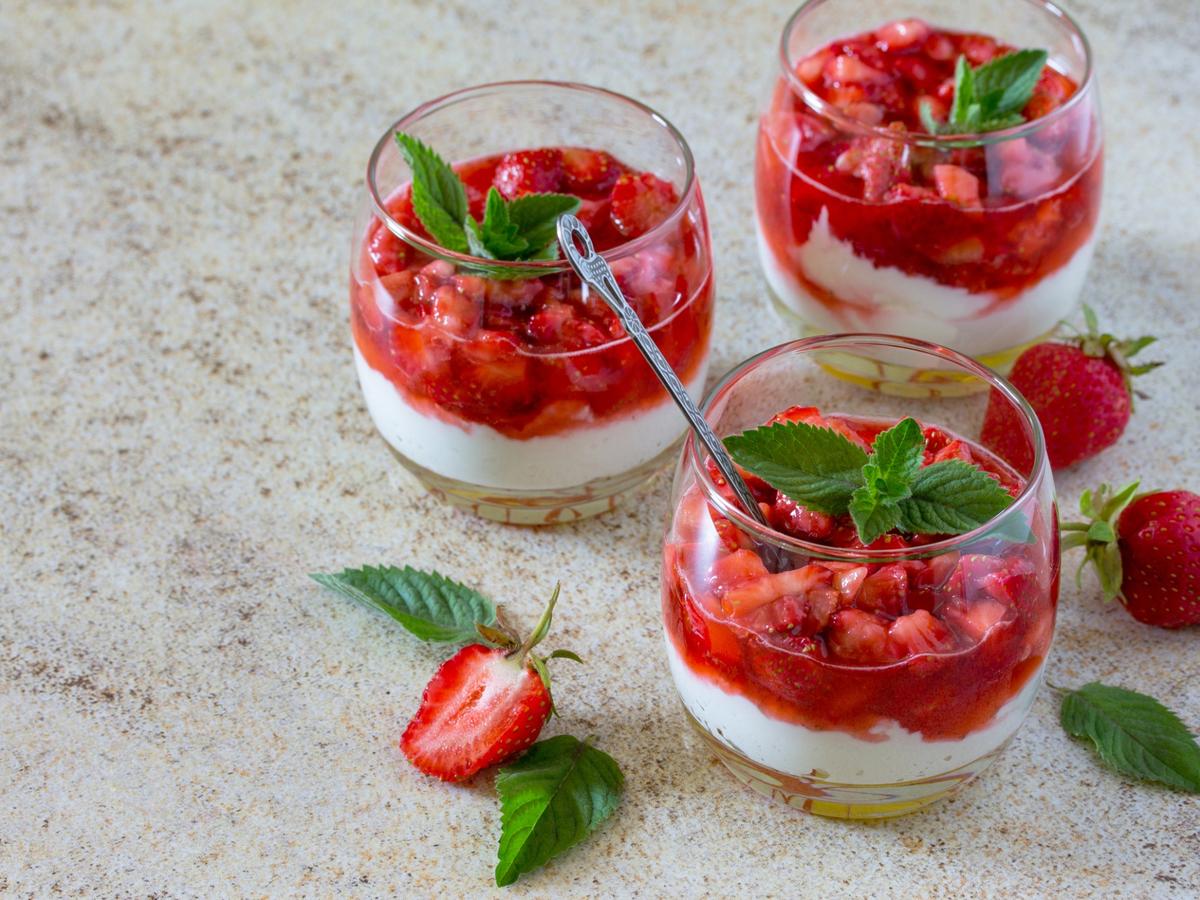 Fraise et fromage blanc : le duo bien-être parfait pour entrer dans l’été (+4 recettes à déguster à divers moments de la journée)