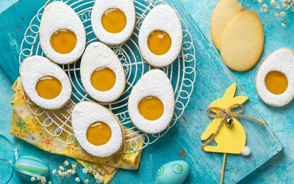 Biscuits aux œufs de Pâques avec garniture à la confiture de citron