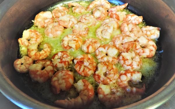 Crevettes cuites à la ciboulette, au citron et à l’ail