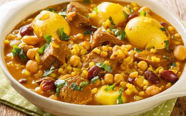Hamin (plat juif traditionnel au bœuf, pommes de terre, haricots et orge)