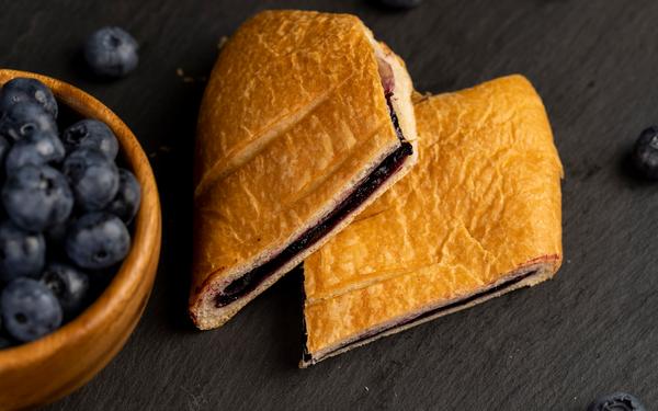 Petits pains aux myrtilles mûres avec confiture de myrtilles