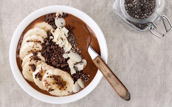 Chocolat et bananes, graines de clerbois et éclats d'amandes