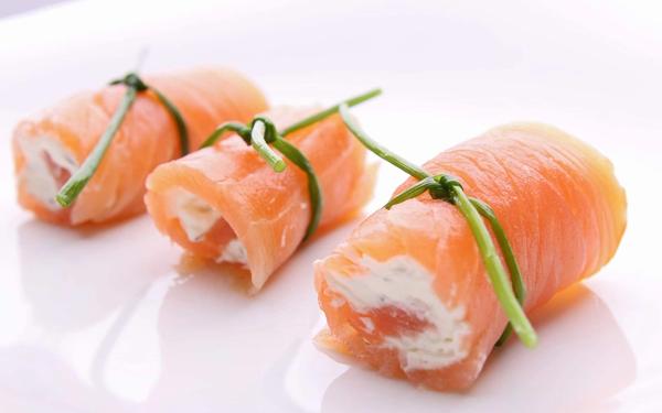 Rouleau de saumon fumé au fromage frais