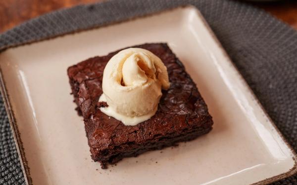 Brownie au chocolat avec glace à la vanille