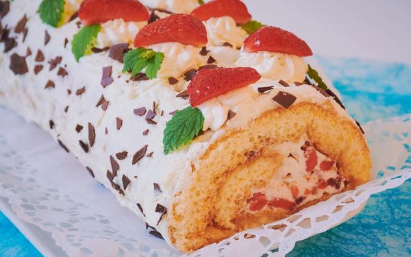 Bûche de Noël fraise et copeaux de chocolat