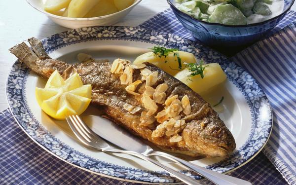 Truite farcie aux herbes et aux amandes effilées