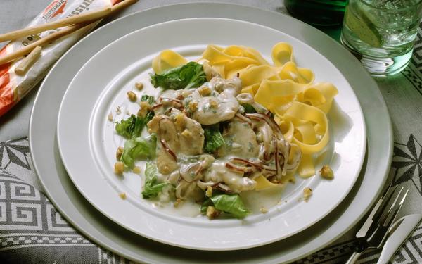 Émincé de dinde sauce Gorgonzola, tagliatelles et noix