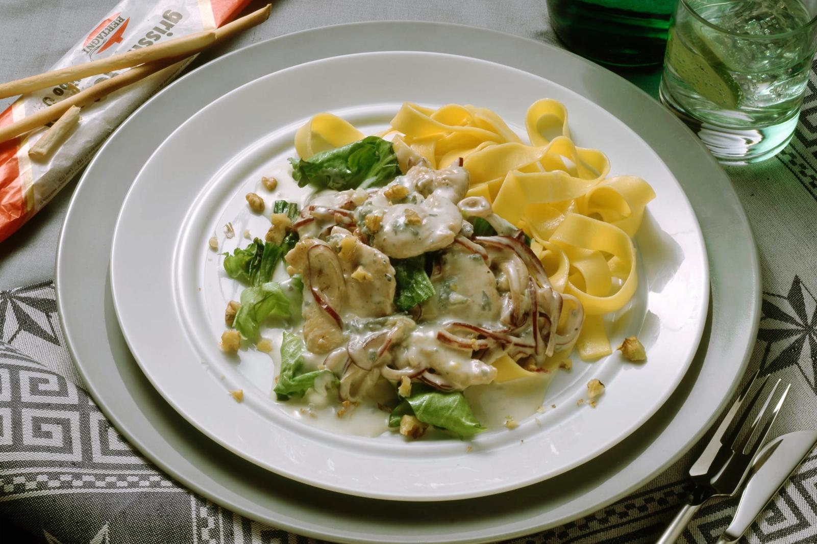 Émincé de dinde sauce Gorgonzola, tagliatelles et noix