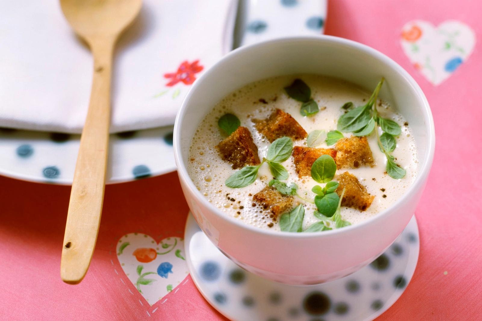 Soupe au vin avec marjolaine fraîche et croûtons