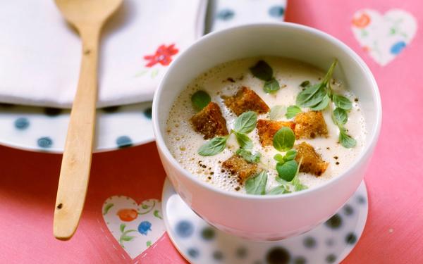 Soupe au vin avec marjolaine fraîche et croûtons