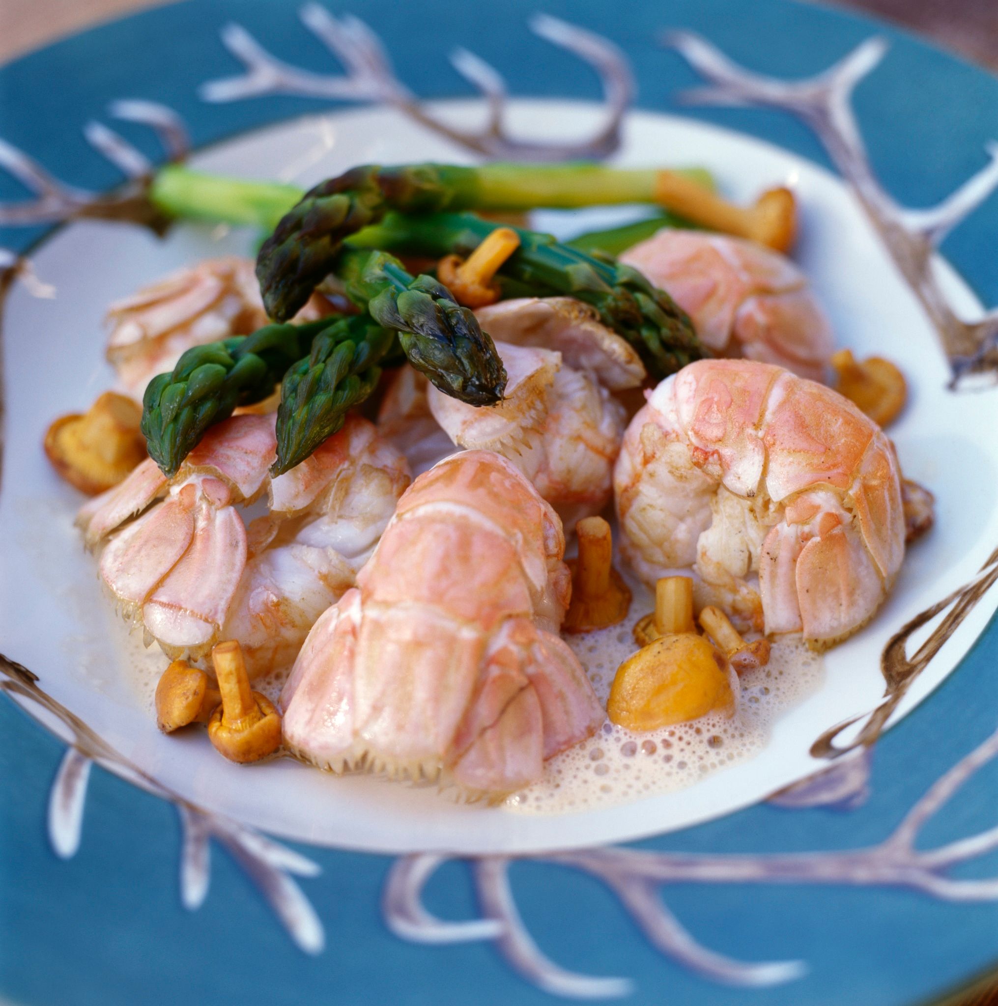 Langoustines rôties aux pieds-de-mouton et asperges vertes