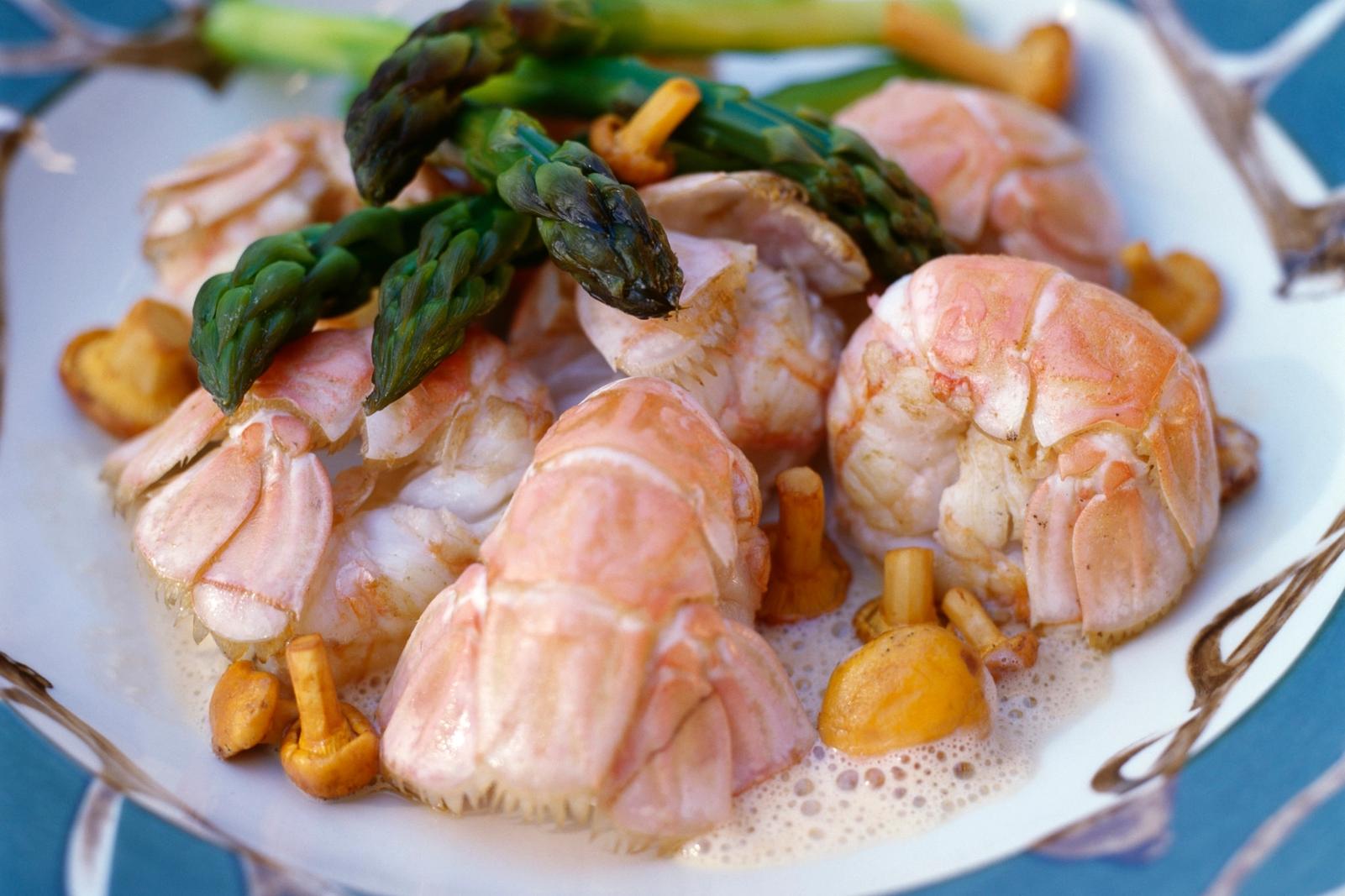 Langoustines rôties aux pieds-de-mouton et asperges vertes