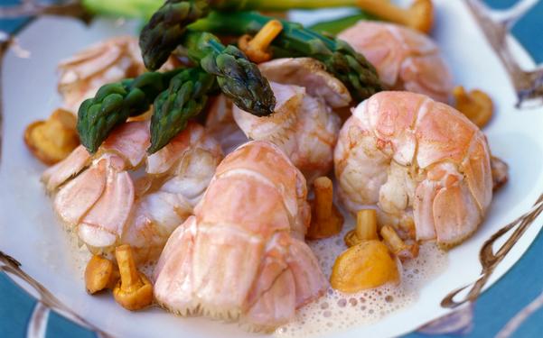 Langoustines rôties aux pieds-de-mouton et asperges vertes