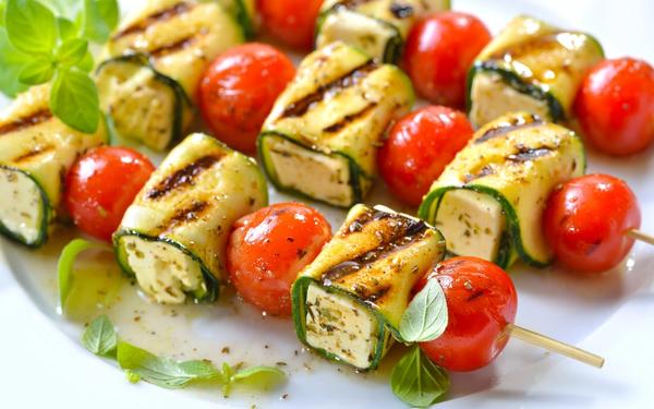 Brochettes de courgettes à la feta grillées