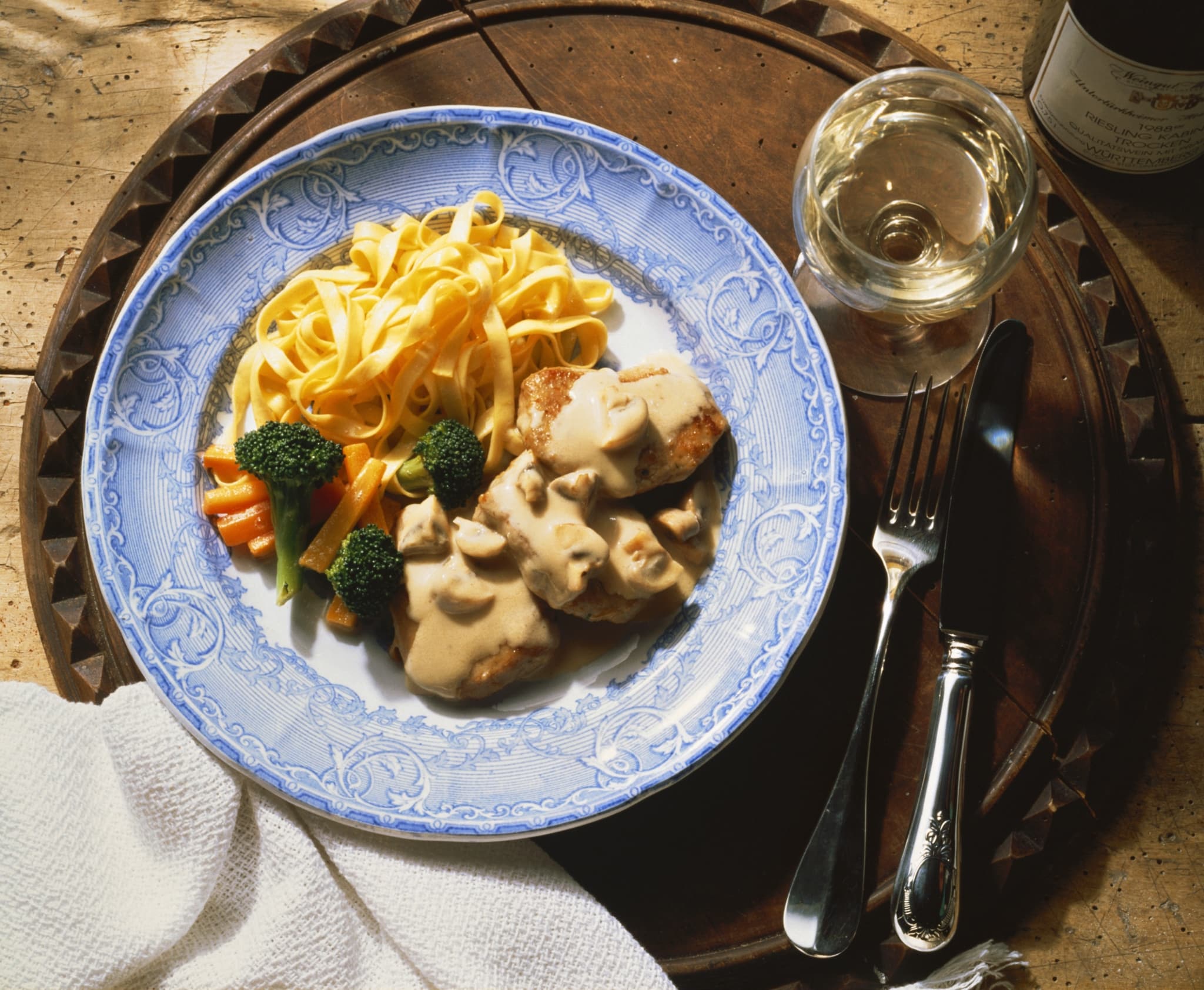 Escalopes de volaille à la crème de champignons, tagliatelles et légumes sautés