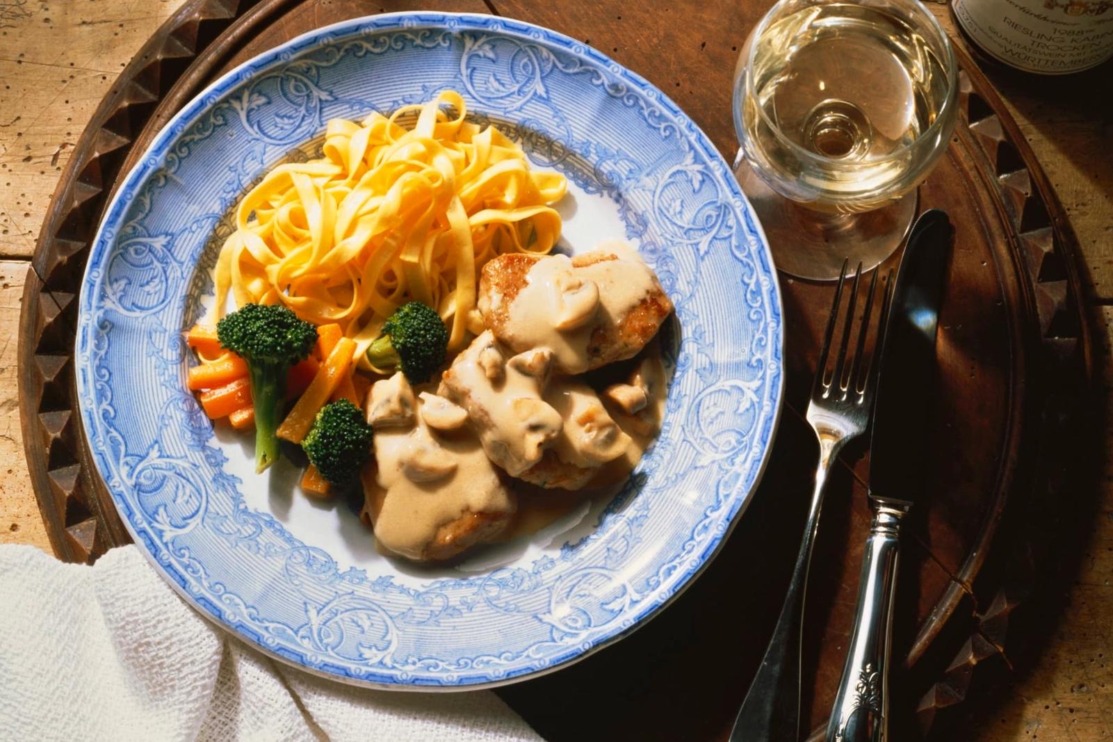 Escalopes de volaille à la crème de champignons, tagliatelles et légumes sautés