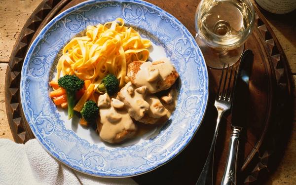 Escalopes de volaille à la crème de champignons, tagliatelles et légumes sautés