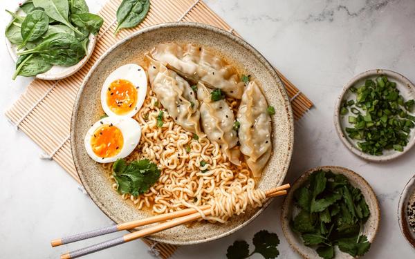 Soupe ramen avec boulettes, œuf et persil