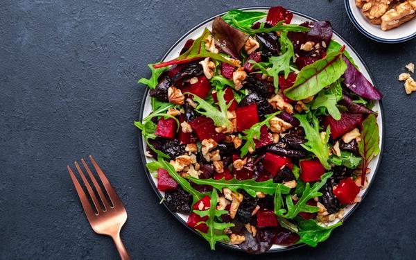 Salade de betterave, pruneaux, roquette, blettes et noix