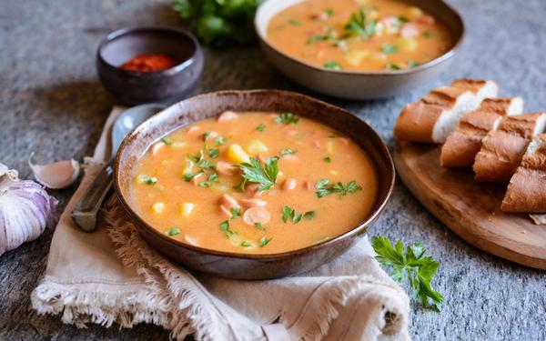 Soupe de Francfort avec tranches de saucisses et pommes de terre