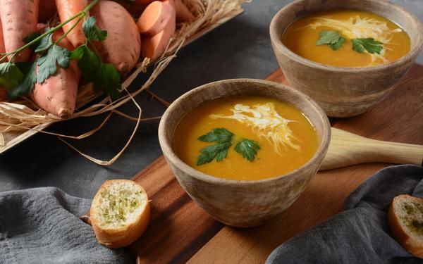 Velouté de patates douces et de carottes au lait de coco