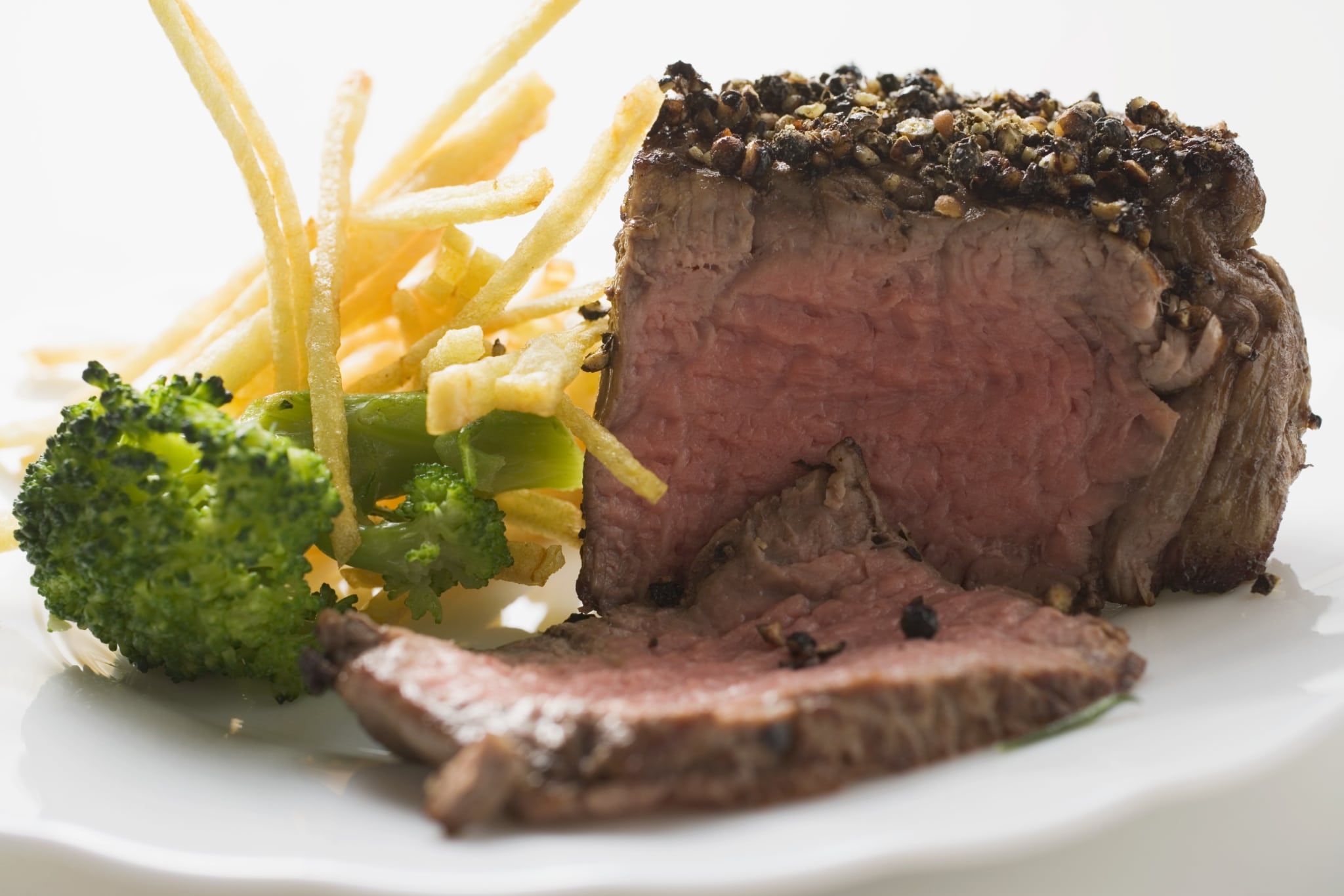 Pavé de bœuf au poivre, frites maison et brocoli vapeur