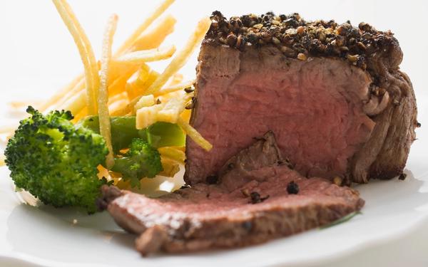 Pavé de bœuf au poivre, frites maison et brocoli vapeur
