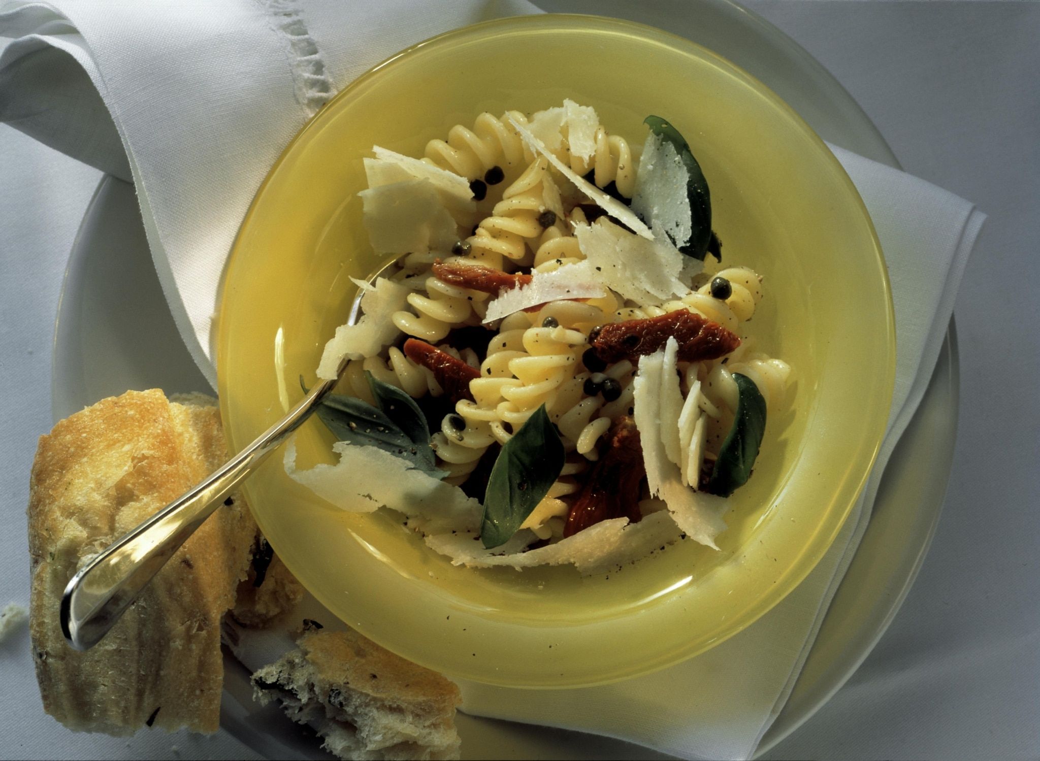 Fusilli aux tomates séchées et aux câpres avec parmesan