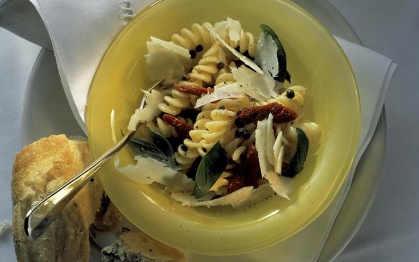 Fusilli aux tomates séchées et aux câpres avec parmesan