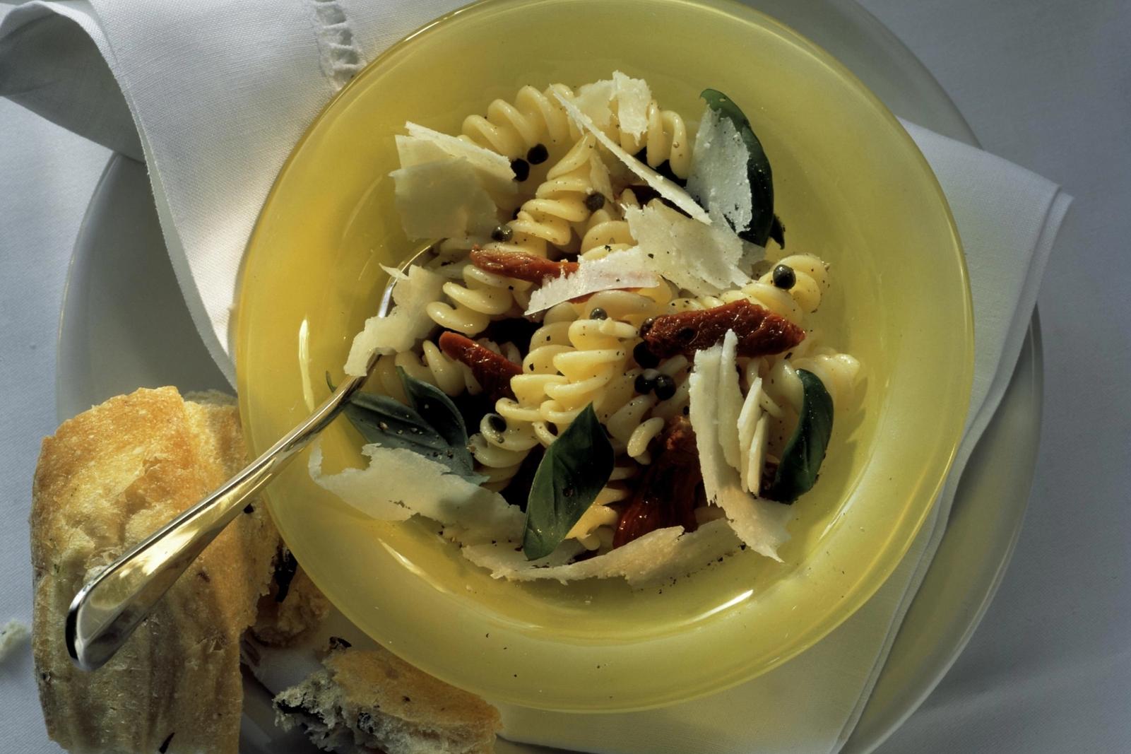 Fusilli aux tomates séchées et aux câpres avec parmesan