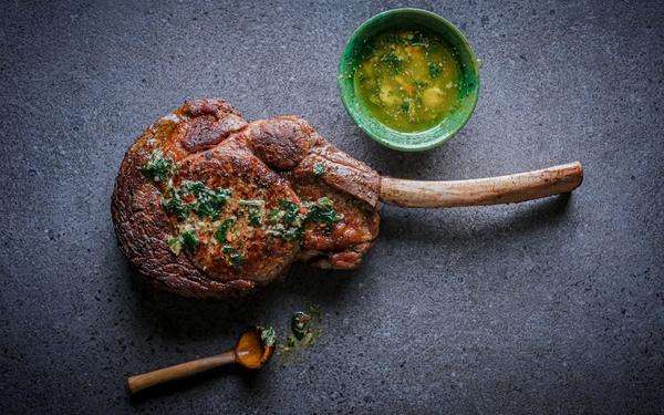Bifteck Tomahawk grillé avec sauce aux herbes