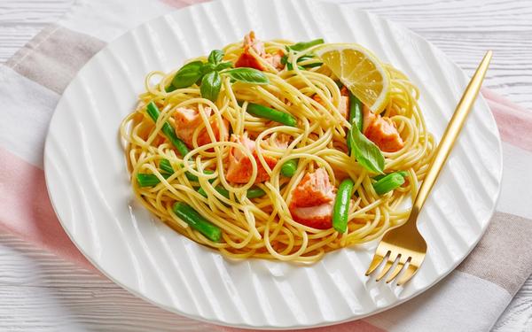 Recette de pâtes au saumon, haricots verts et sauce au beurre à l’ail et basilic frais