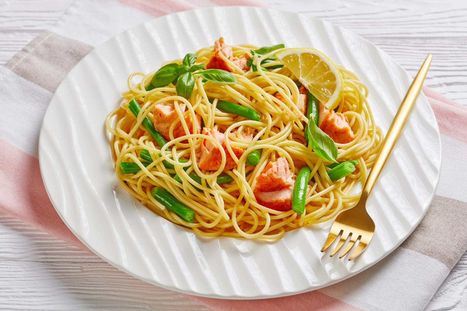 Recette de pâtes au saumon, haricots verts et sauce au beurre à l’ail et basilic frais