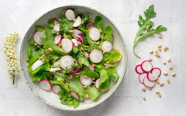 Salade de printemps avec radis