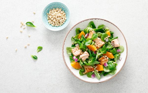 Salade de saumon avec pignons de pin, oignon rouge et orange
