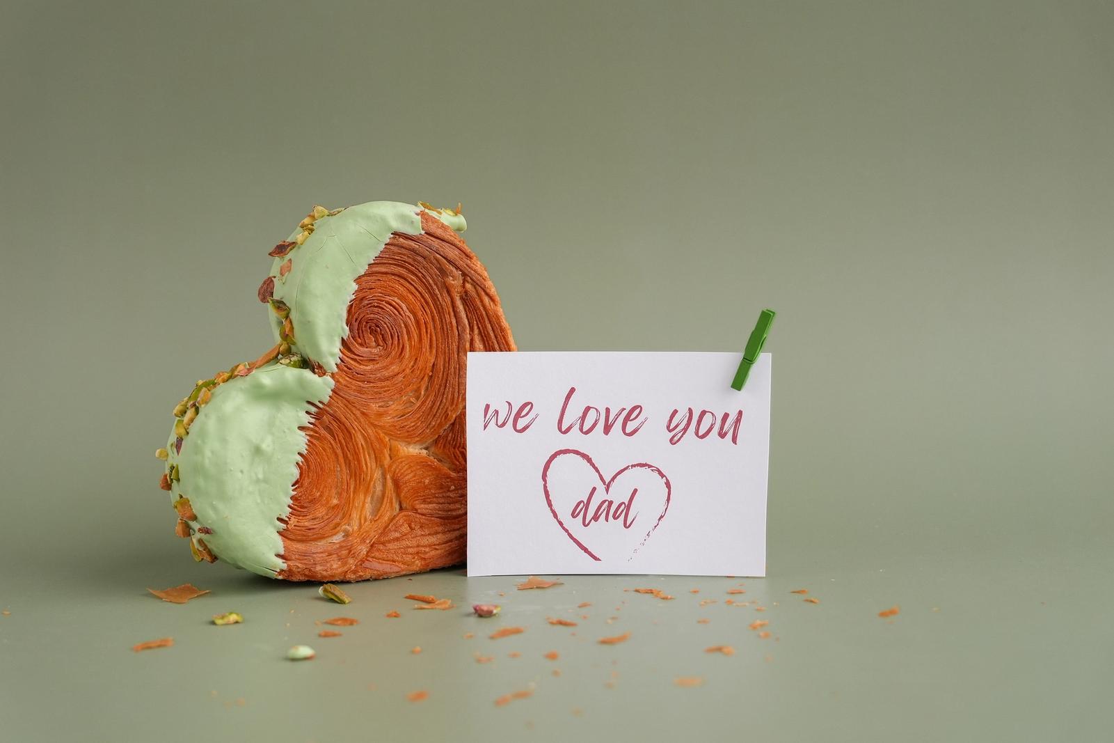 Croissant en forme de cœur, glacé à la pistache, pour la fête des pères