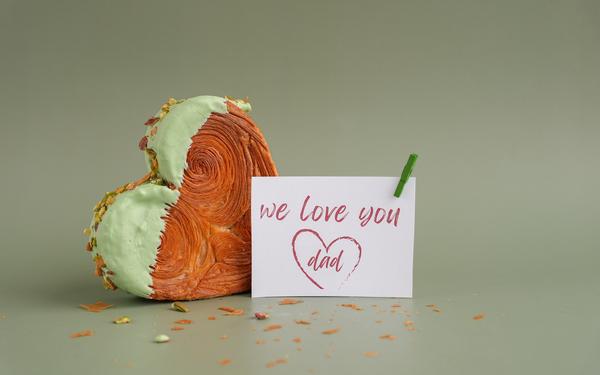 Croissant en forme de cœur, glacé à la pistache, pour la fête des pères