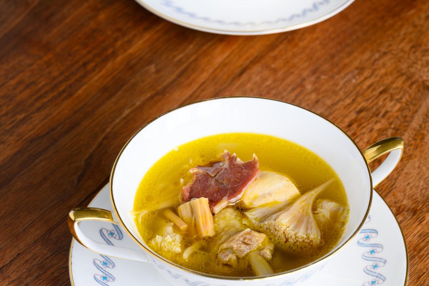 Soupe de poulet, jambon, pétoncles et champignons à crinière de lion
