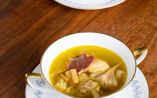 Soupe de poulet, jambon, pétoncles et champignons à crinière de lion