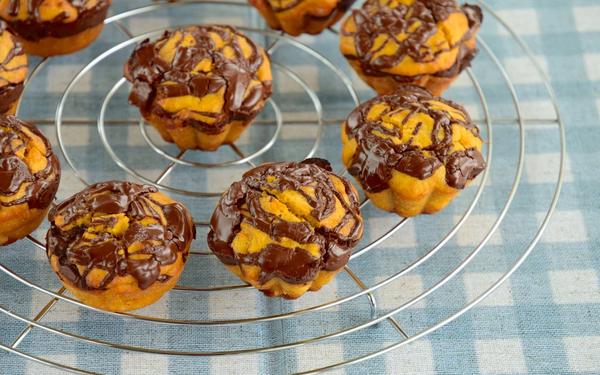 Muffins sans gluten à la patate douce glacés au chocolat
