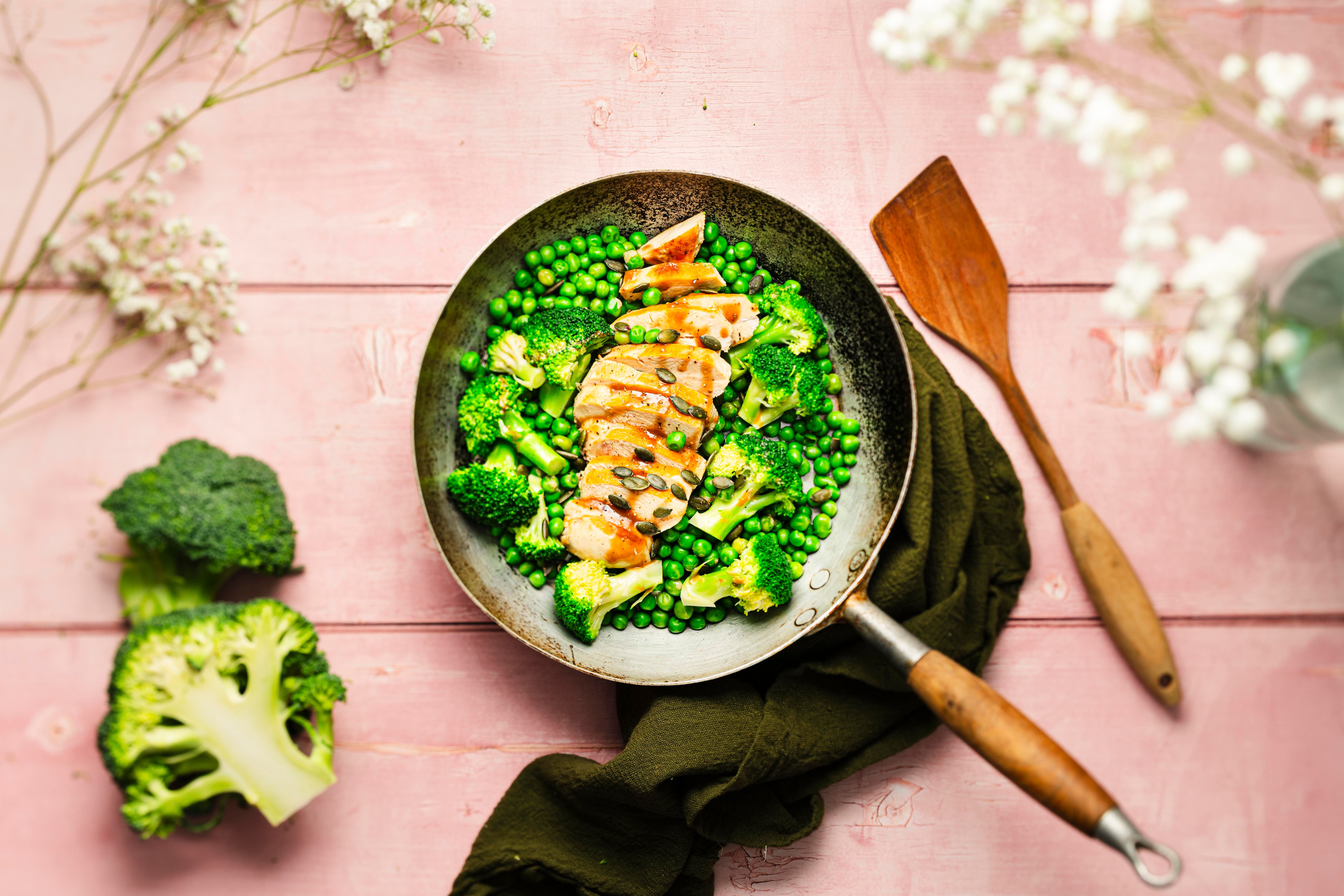 Poêlée au poulet, petits pois et brocoli