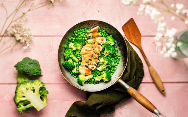 Poêlée au poulet, petits pois et brocoli