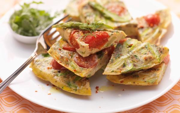 Omelette aux asperges et aux tomates