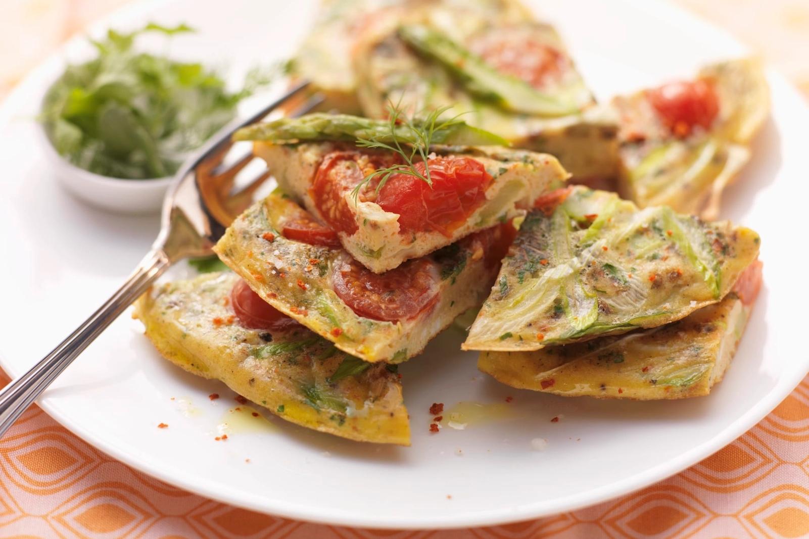 Omelette aux asperges et aux tomates