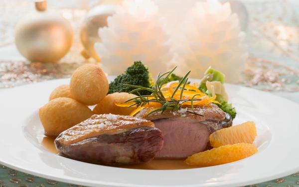 Magret de canard à l’orange, croquettes de pommes de terre et brocolis