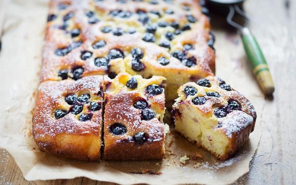 Gâteau yaourt à l'huile d'olive, au citron vert et aux bleuets