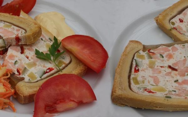 Galantine de saumon servie avec salade de choux