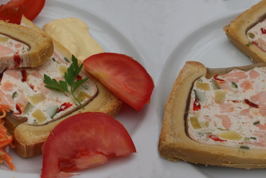 Galantine de saumon servie avec salade de choux