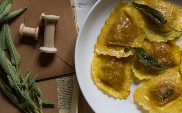 Ravioli de légumes grillés au beurre de sauge