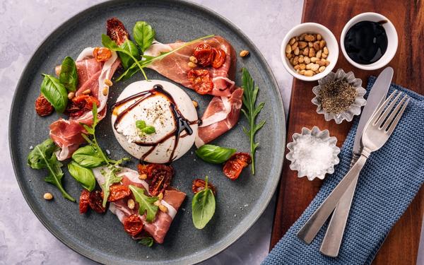 Burrata au jambon de Parme et salade